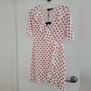 NWT Pretty Little Thing hearts dress, size 6 💕